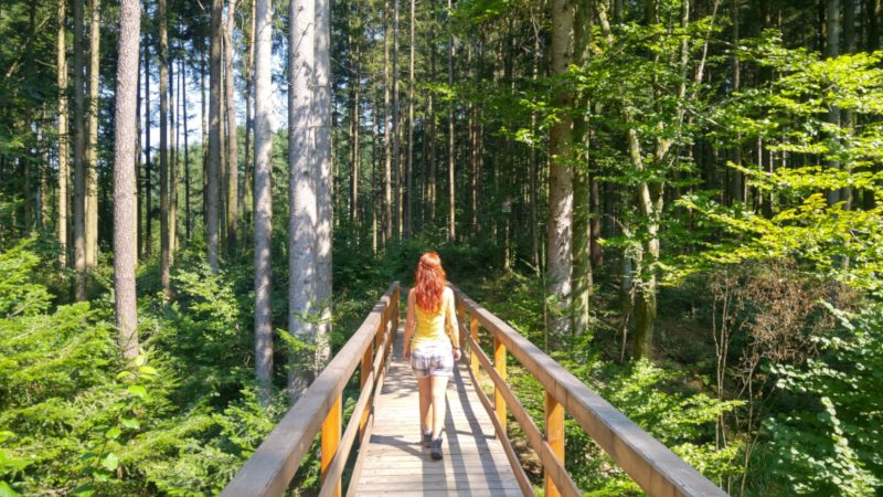 Frau auf Brücke