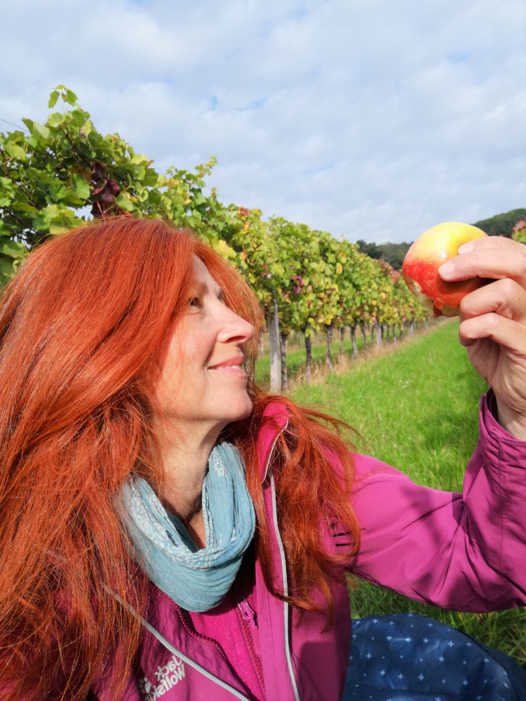 Karin Hartmann schaut ihren Apfel verliebt an.