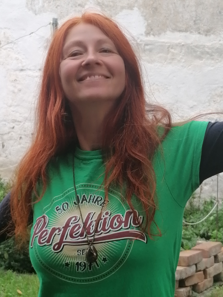 Karin Hartmann mit T-Shirt 50 Jahre Perfektion