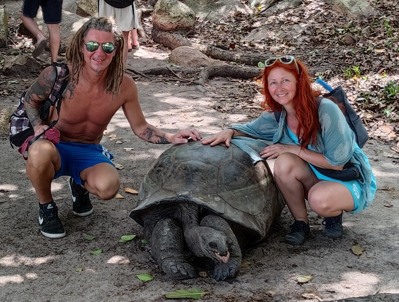 Sepp und Karin mit Riesenschildköte