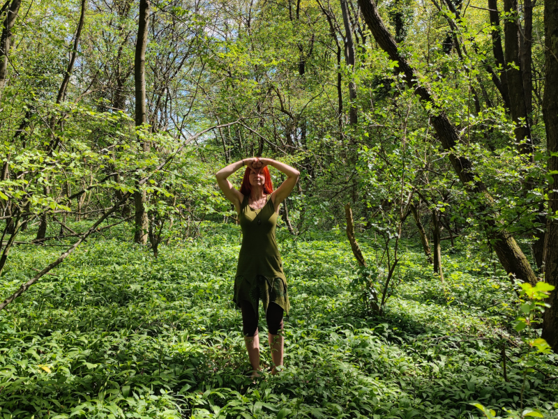 Karin im Wald mit Druidenfaust am Mentalfeld