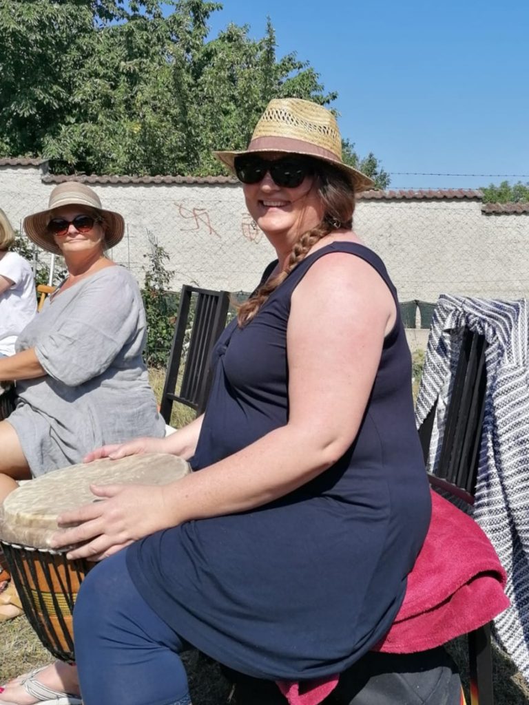 Zwei sitzende Frauen mit Trommeln , die Sonnenhüte und Sonnenbrillen aufhaben