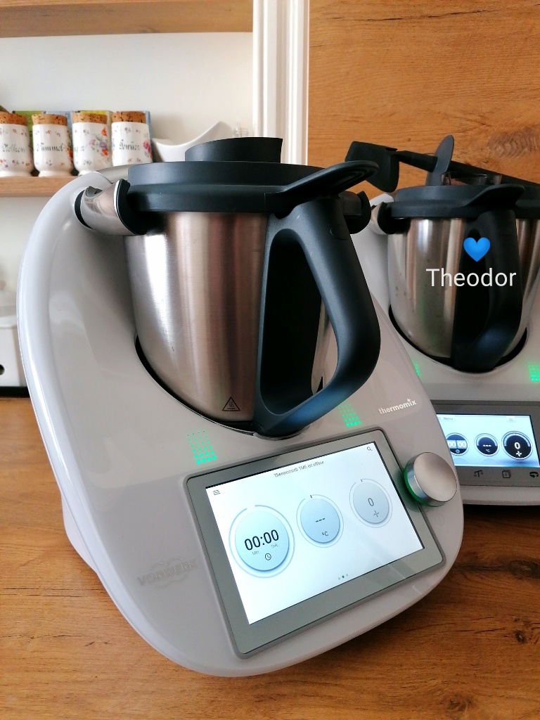 Thermomix TM5 im Hintergrund, neue Modell TM6 im Vordergrund