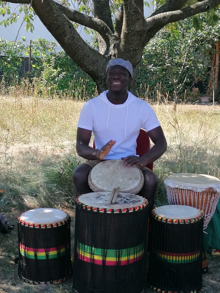 Ahmed, ein Trommler aus dem Senegal mit seinen Basstrommeln