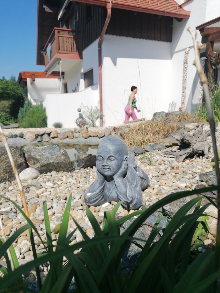 Liegender Buddha vor dem Teich