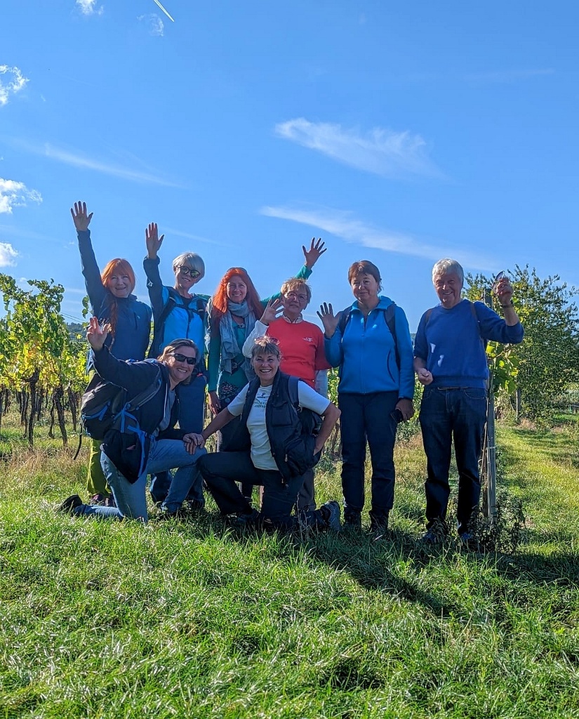 Wandergruppe mit 8 Personen vor einem Weingarten