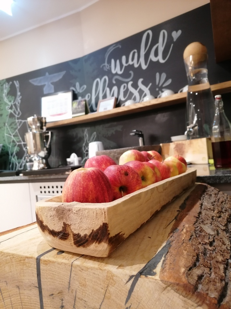 Holzschale mit Äpfel