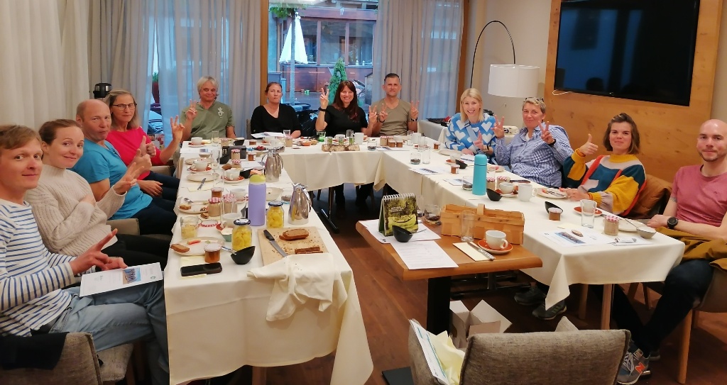 Gruppenbild am Frühstückstisch