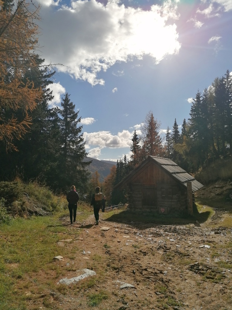 zwei Wanderinnen neben Hütte