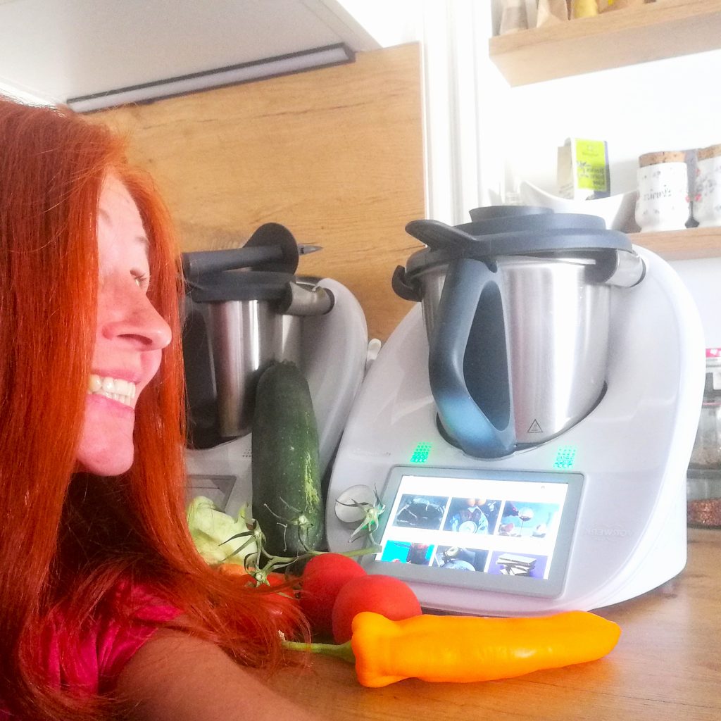 Thermomix mit Karin Hartmann im Vordergrund
