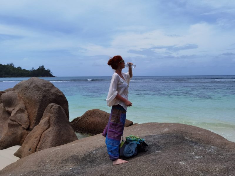 Karin Hartmann auf einem Felsen Meer