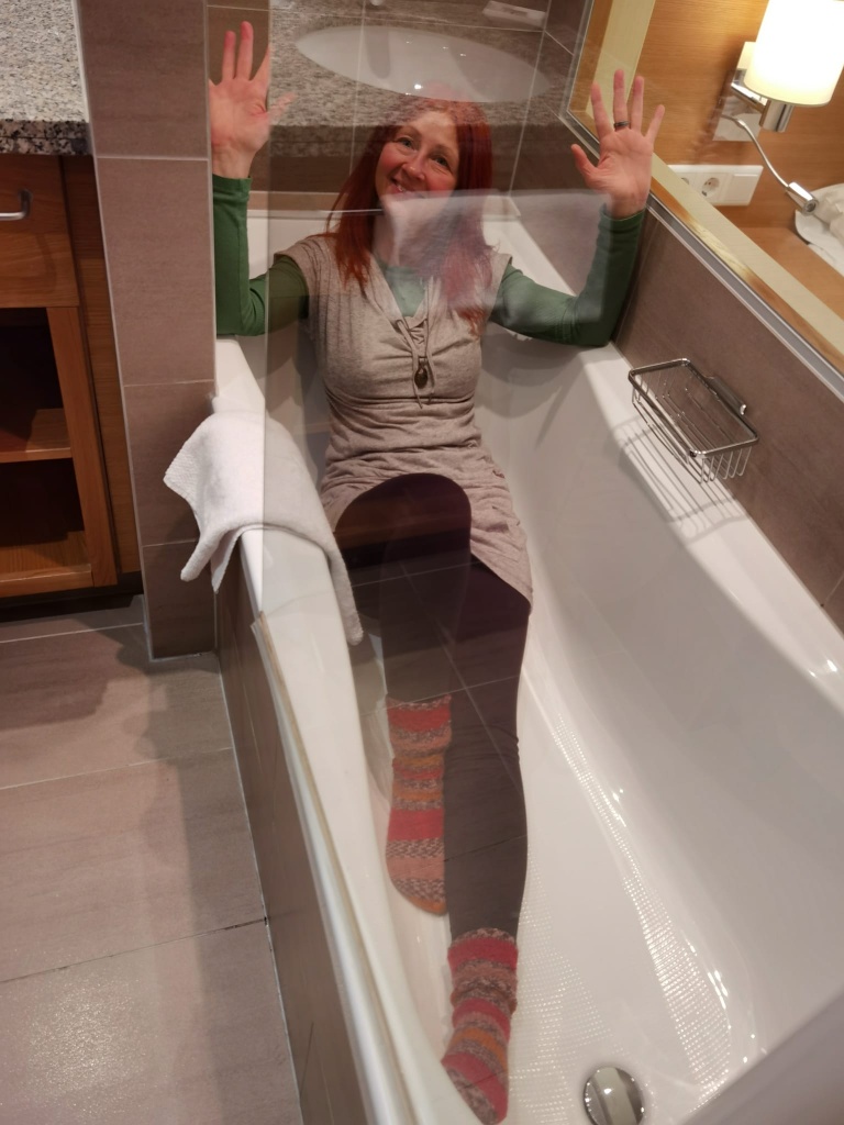 Frau mit Kleidung in Badewanne