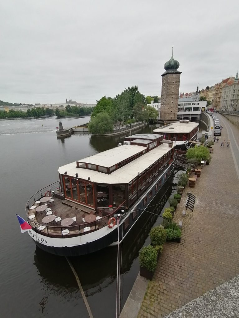 Stehendes Boot auf der Moldau