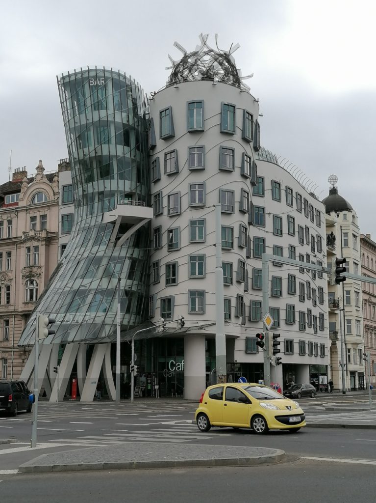 Sehenswürdigkeit - ein Haus mit geschwungener Form