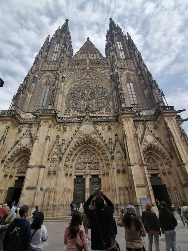 Frontansicht einer gotischen Kirche