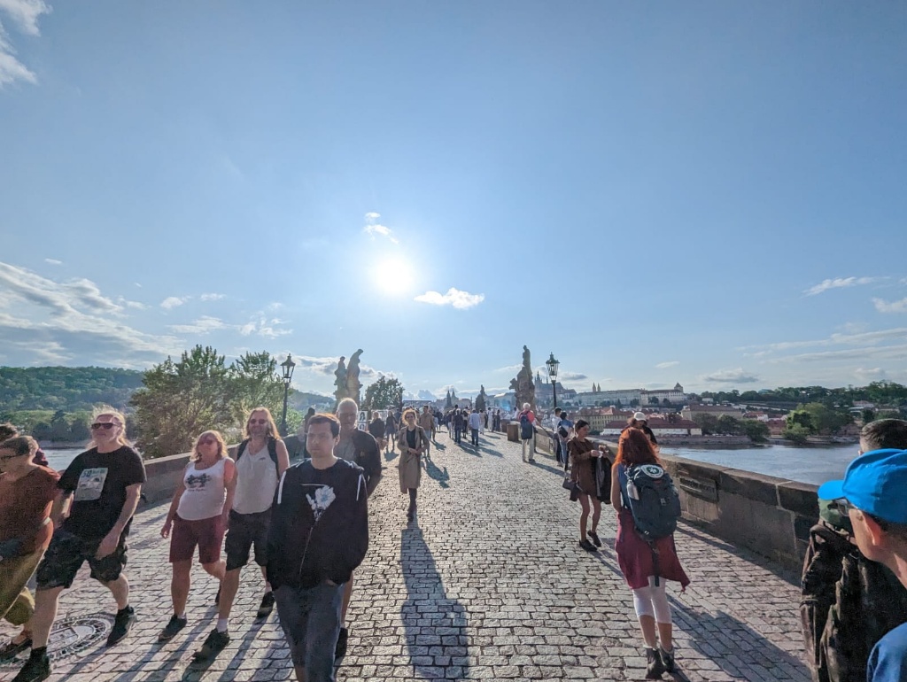 Karlsbrücke mit Menschen