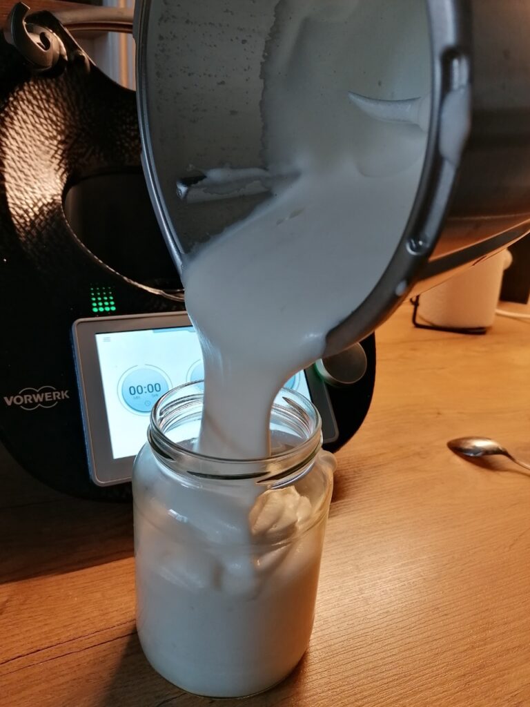 Shampoo wird vom Thermomix-Mixtopf in ein Glas geleert