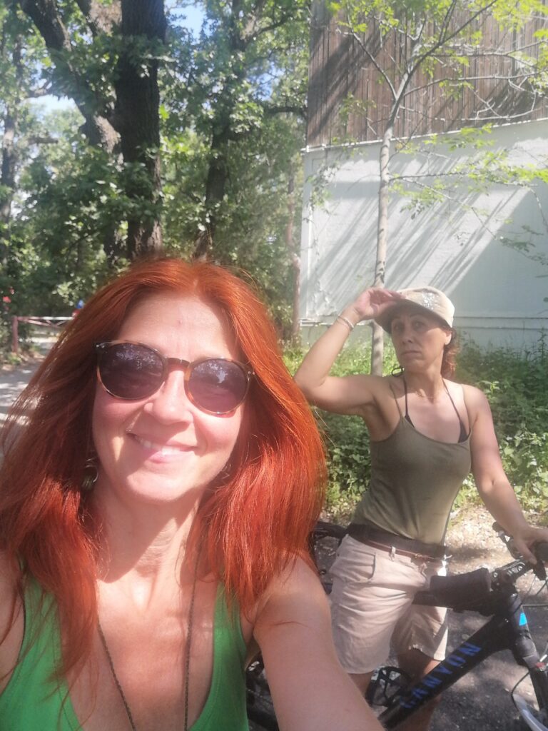Zwei Frauen mit Fahrrad, Selfie