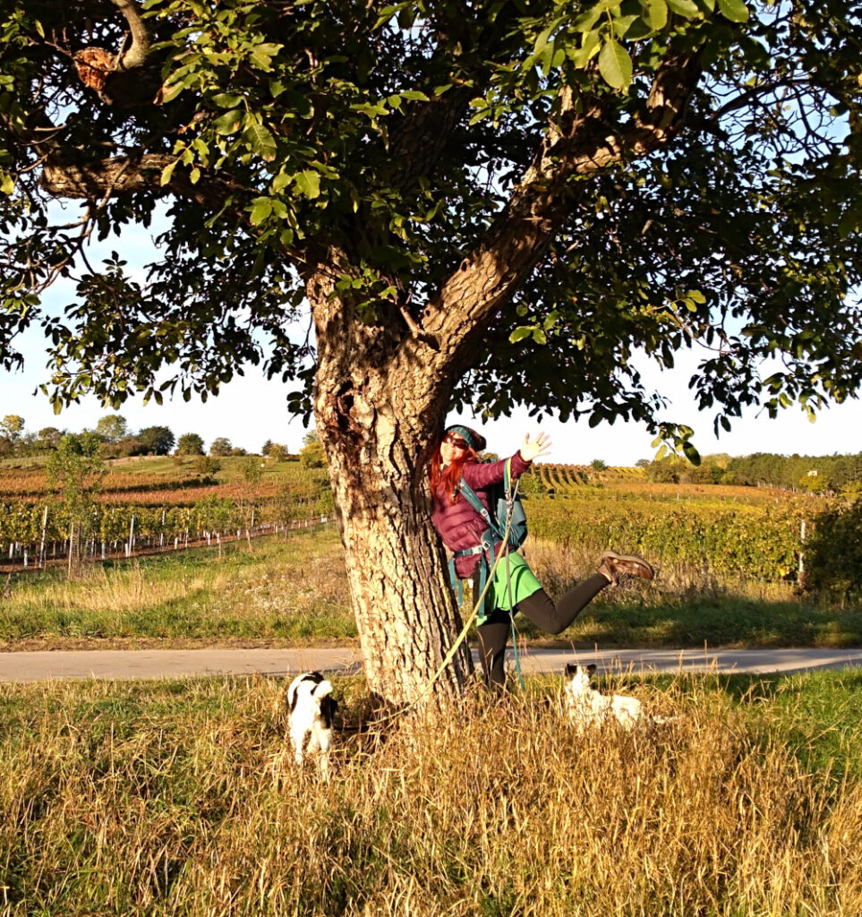 Karin mit 2 Hunden unterm Baum