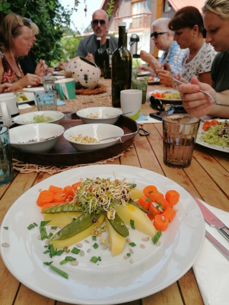 Teller mit Kartoffeln, Zuckerschoten und Karotten