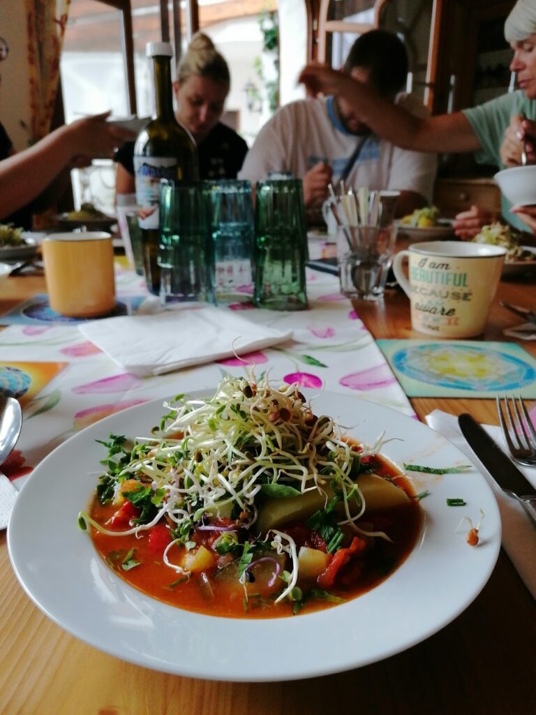 Teller mit Kartoffeln, Letscho und Sprossen