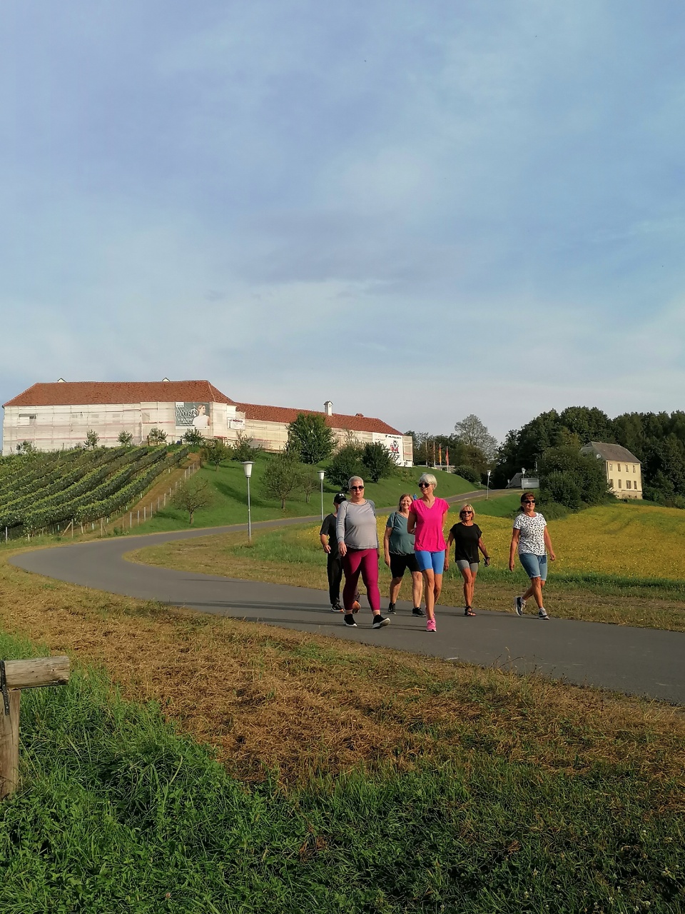 Wandergruppe, im Hintergrund Schloss Tabor