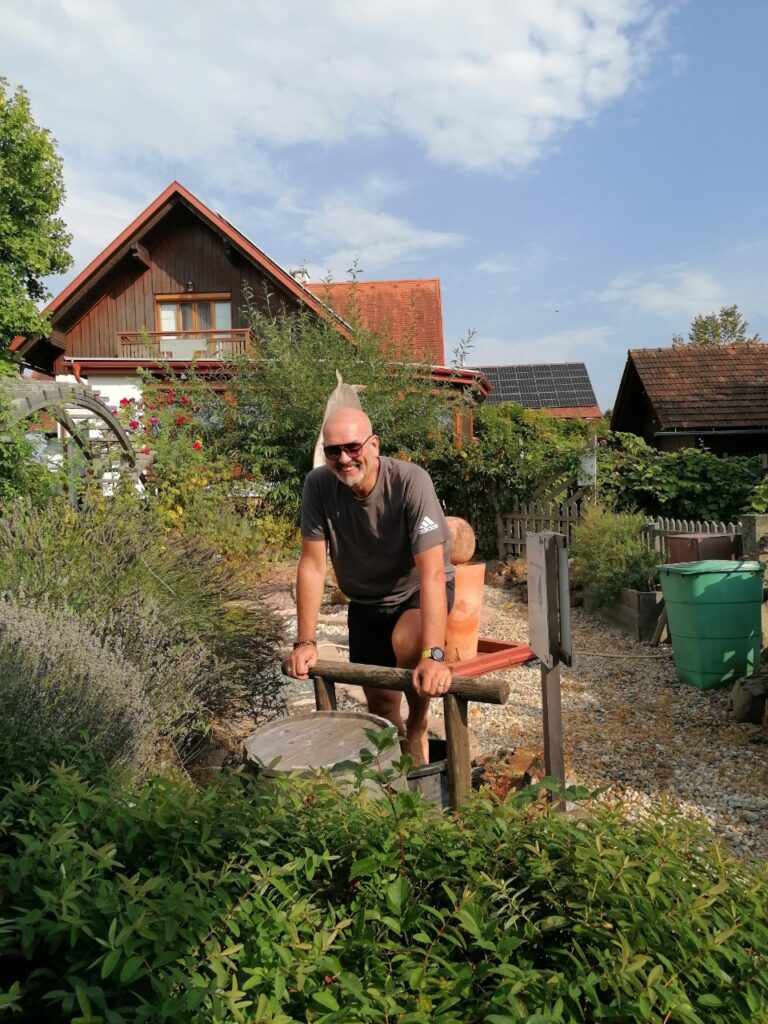 Mann beim Kneippen im Wasserkübel