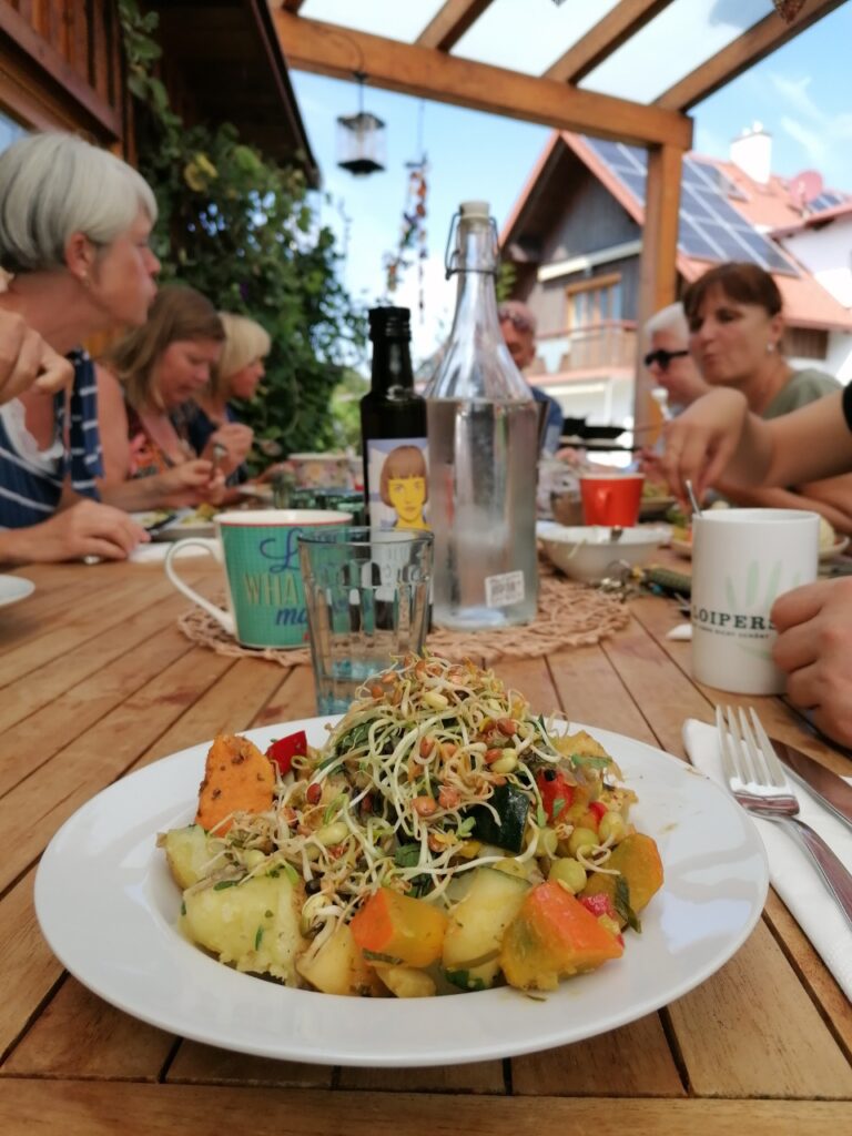 Holzofen-Brutzelgemüse mit Sprossen und süß-sauer-Salsa