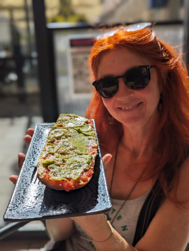 Karin zeigt ein Baguette mit Guacomole