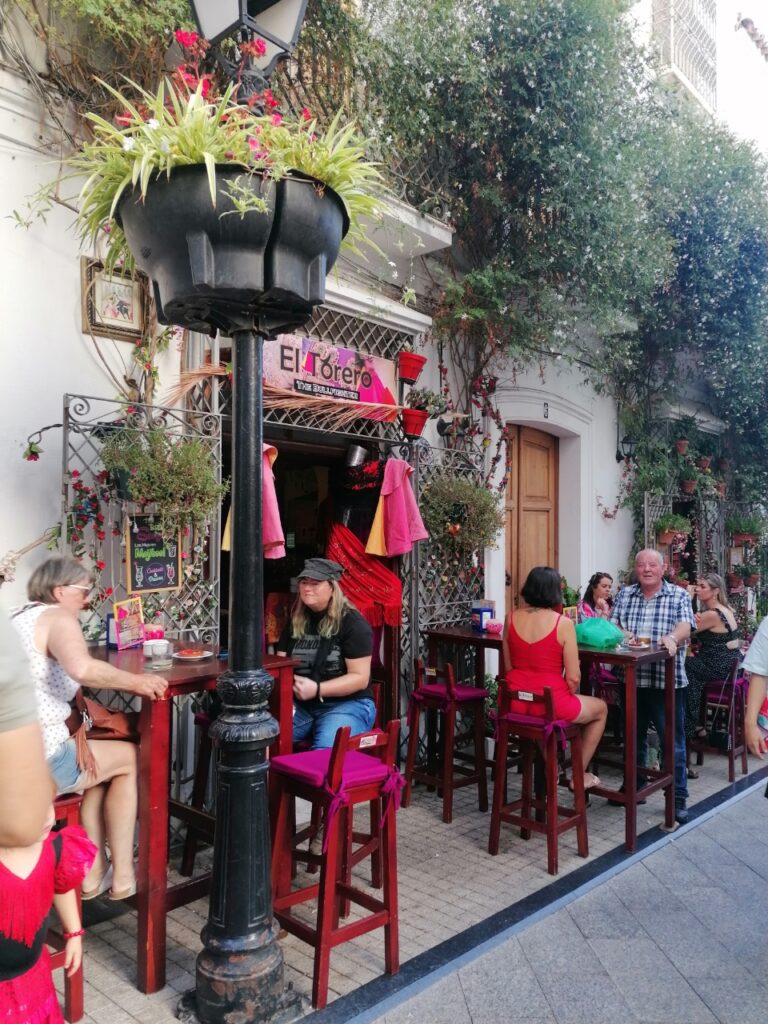 Buntes Straßenbild, auf der Gasse einer Bar