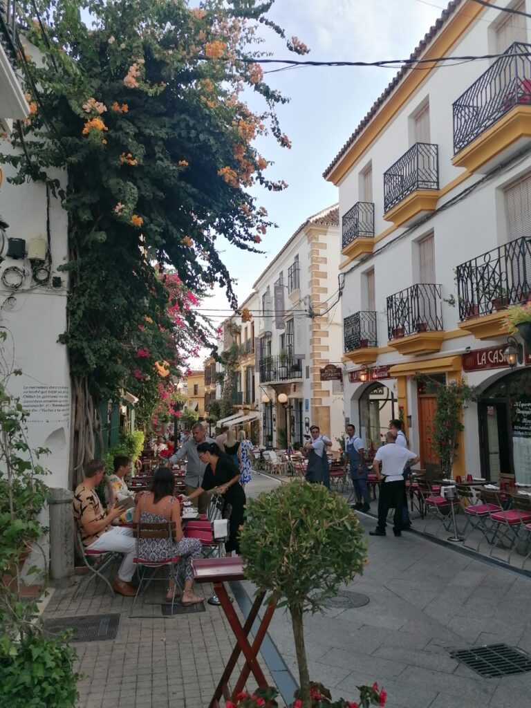 Enge, malerische Gasse mit Wirtshaustischen