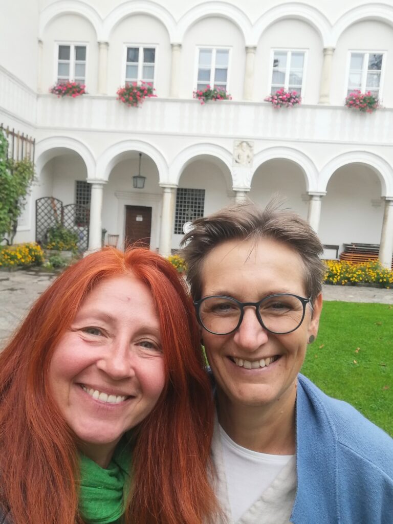 Selfie - Karin und Birgit im Hof des Kloster Wernberg