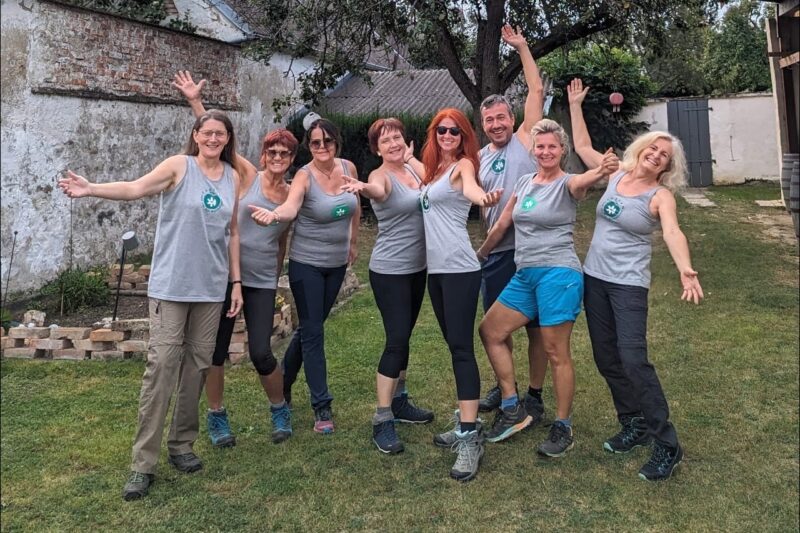 7 Frauen und 1 Mann mit gleichem T-Shirt unterm Birnenbaum im Garten von Karin Hartmann