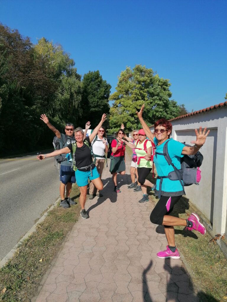 Teilnehmergruppe posiert auf der Straße