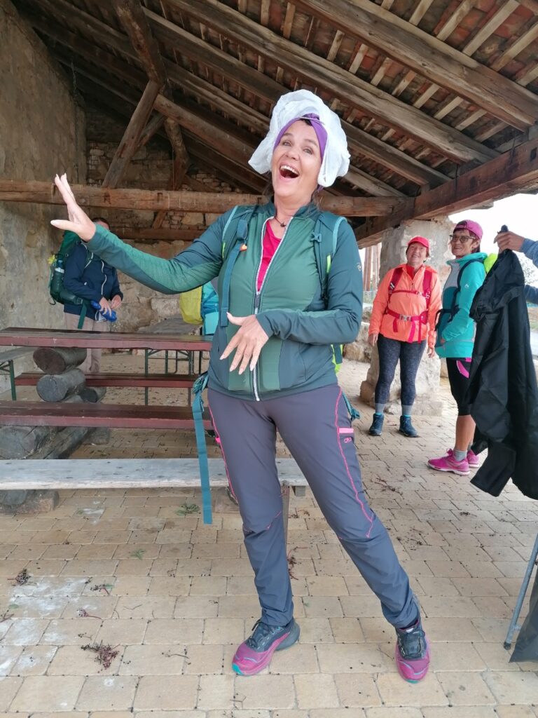 Teilnehmerin Sabine mit einem provisorischen Regenhütchen aus einem Nylonsackerl