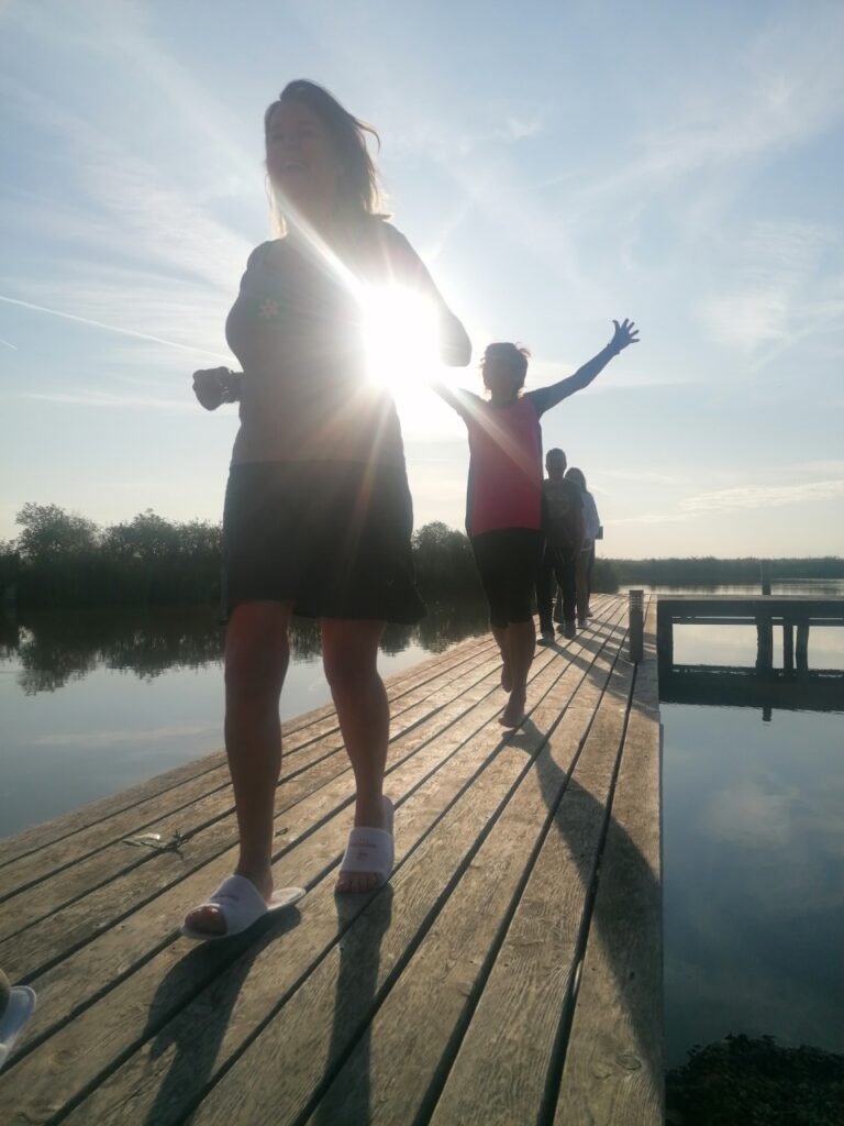 Teilnehmer in der Morgensonne am hauseigenen Steg des Seehotel Rust