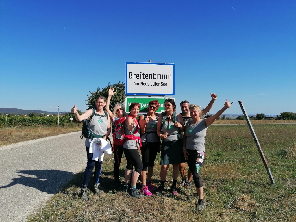 Fastenwandergruppe an der Breitenbrunner Ortstafel