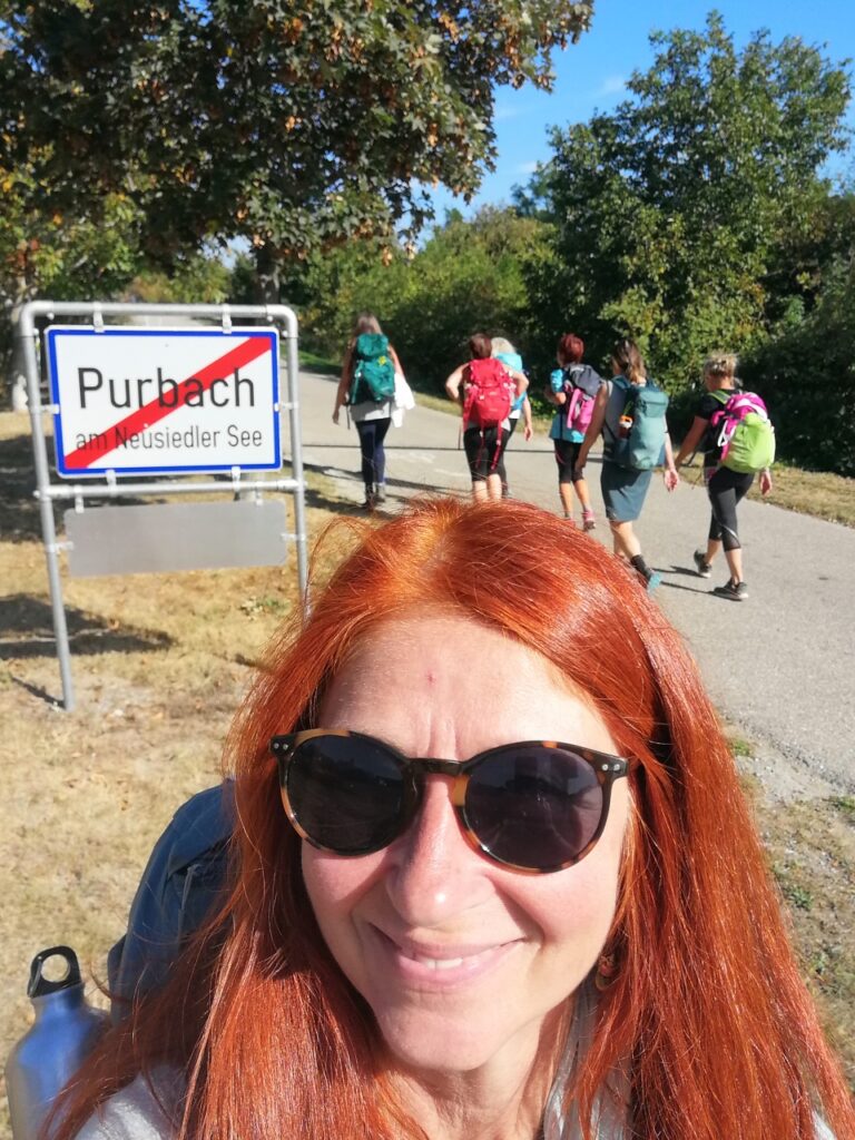 Selfie Karin - Im Hintergrund Ortstafel Purbach Ende und Fastenwandergruppe