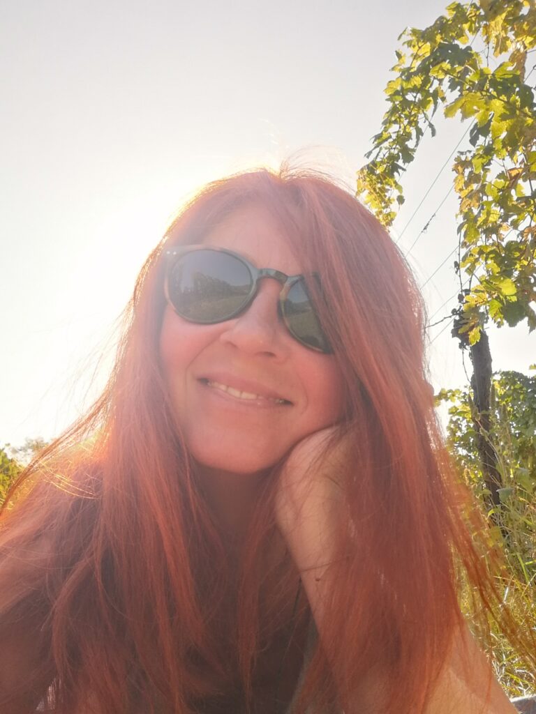 Selfie Karin - im Weingarten liegend