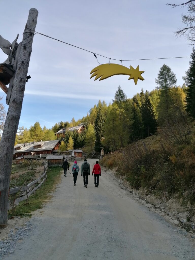 Wandergruppe von hinten am Adventweg