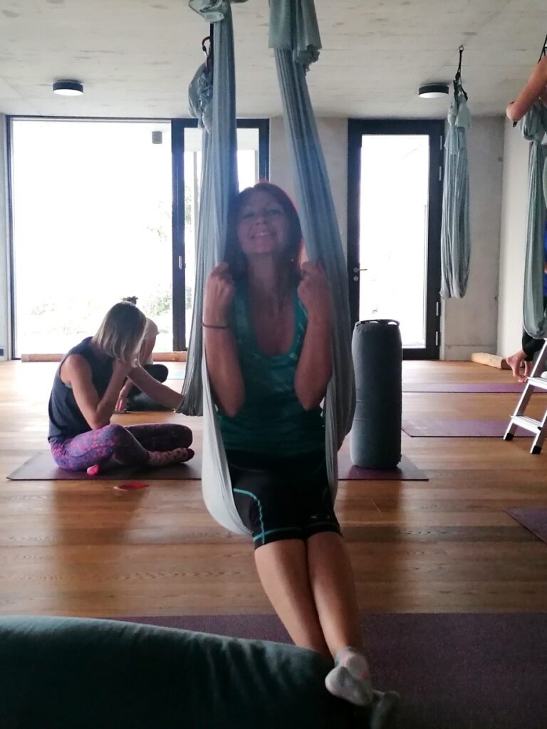 Karin sitzt im Yoga-Tuch