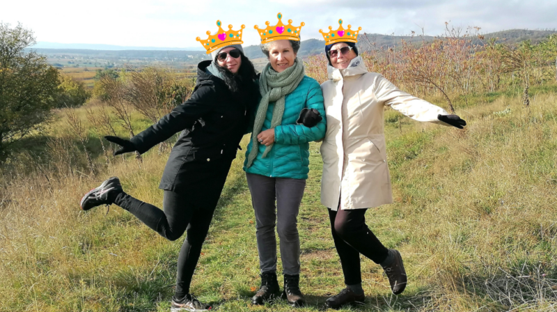 Die drei Teilnehmerinnen auf der Wiese mit einer Krone auf dem Kopf