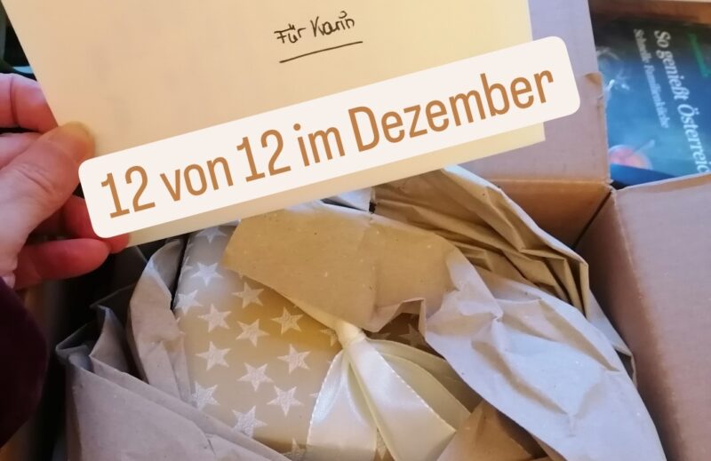 Weihnachtspaket verpackt mit zugemachtem Kuvert, beschriftet mit "Karin"