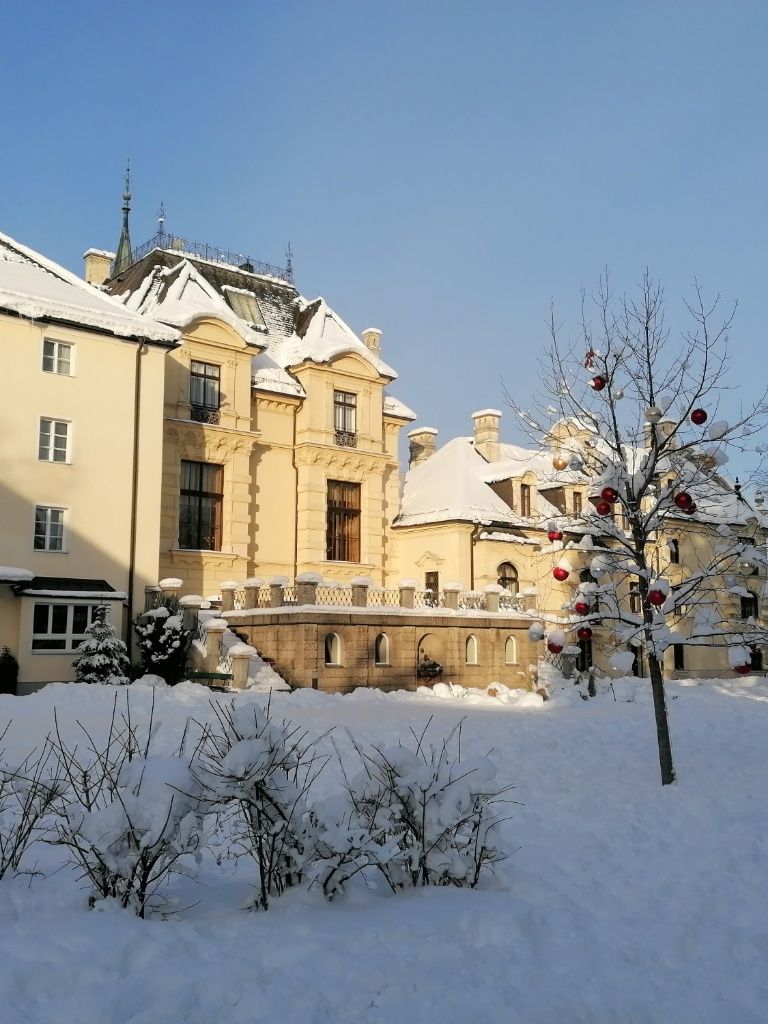 Großes Gebäude im Schnee, das Johnnes-Schlößl