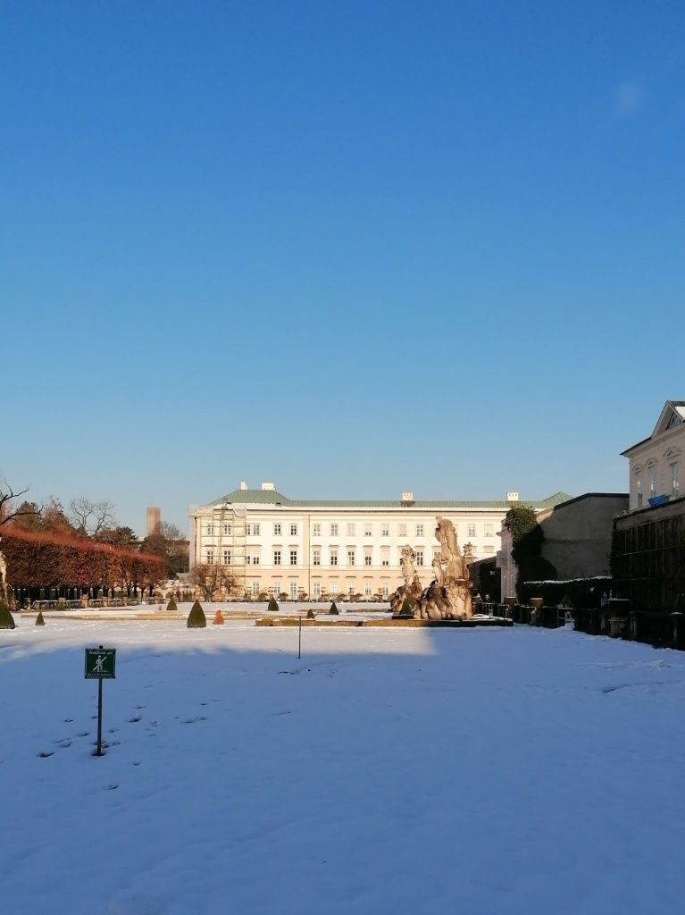 Das Salzburger Schloss Mirabell, davor schneebedeckter, weiter Platz