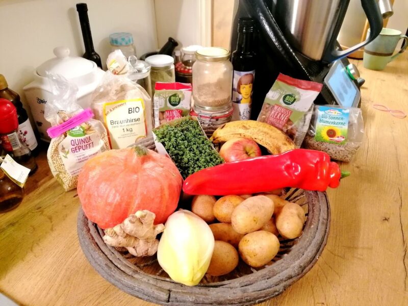 Obst und Gemüse in einem Korb, und gesunde Zutaten rundherum
