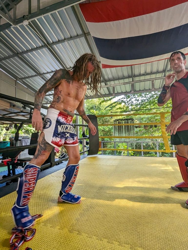 Seppi mit offenen Haaren im Boxring