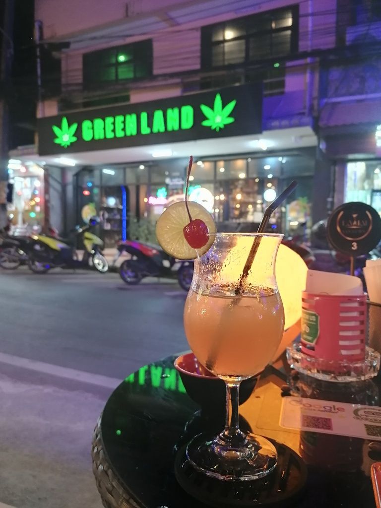 Cocktail im Vordergrun