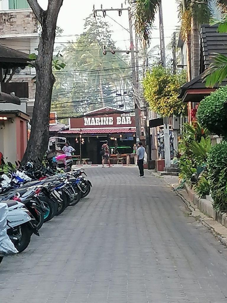 Straße, links mit stehenden Mopeds