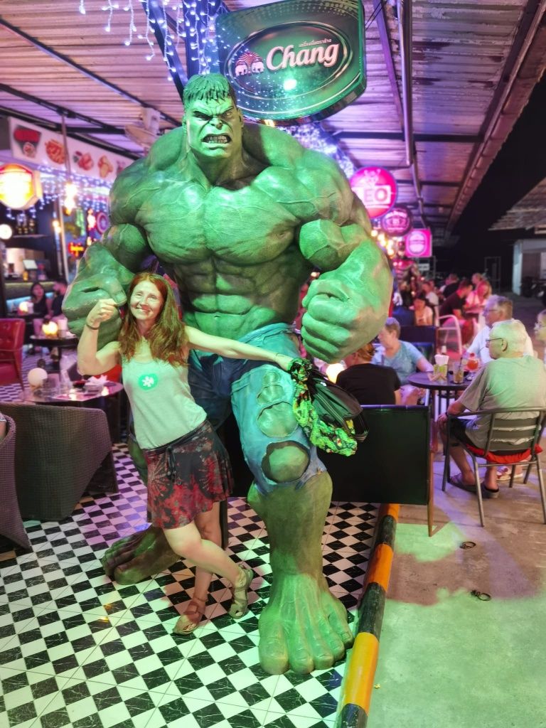 Karin mit lebensgroßer Hulk-Figur